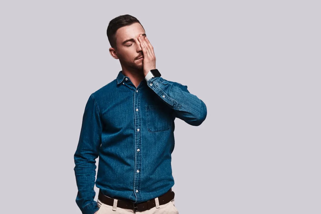 Junger Mann mit erschöpftem Gesichtsausdruck - Symbolbild für Überforderung bei ADHS