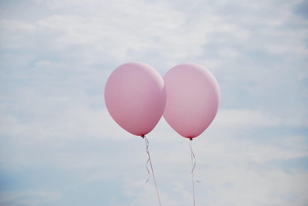 zwei-rosa-luftballons-1920x1285-1.jpg